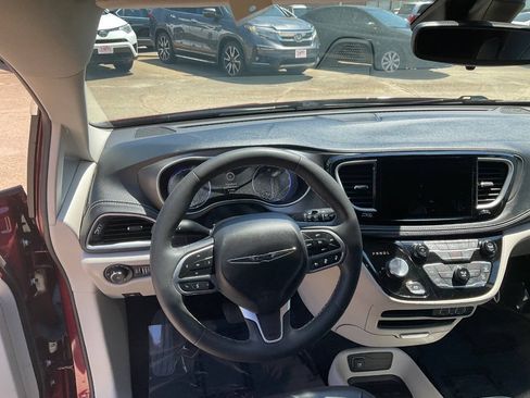 Used 2023 Chrysler Pacifica Touring-L FWD image 14