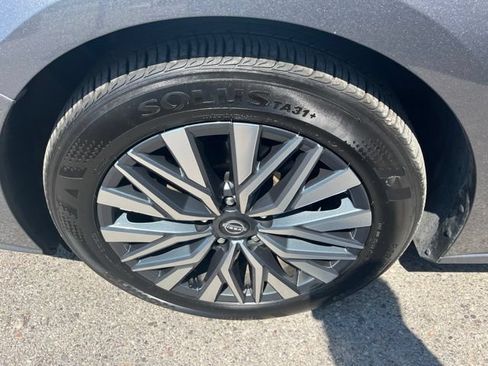 Used 2025 Nissan Altima 2.5 SV FWD image 19