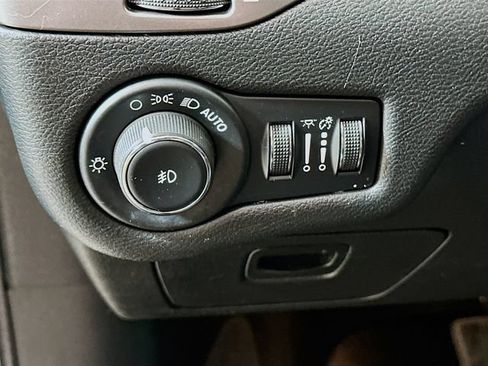Used 2020 Jeep Cherokee Latitude Plus w/ Cold Weather Group AWD/4WD image 13