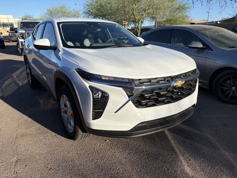 Used 2025 Chevrolet Trax LS w/ LS Convenience Package FWD image 6
