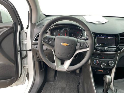 Used 2022 Chevrolet Trax LT w/ LT Convenience Package image 12