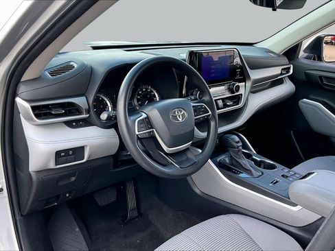 Used 2023 Toyota Highlander L FWD image 16