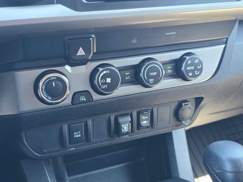 Used 2019 Toyota Tacoma SR5 AWD/4WD image 23