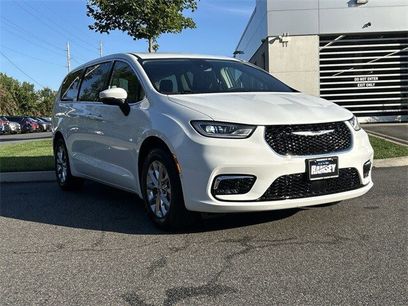 Used 2023 Chrysler Pacifica Touring-L