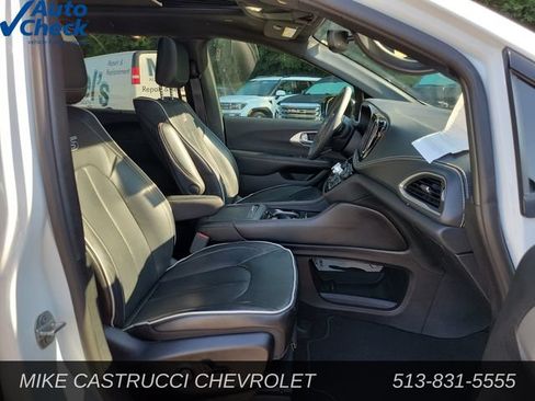 Used 2024 Chrysler Pacifica Limited w/ Uconnect Theater Family Group FWD image 27
