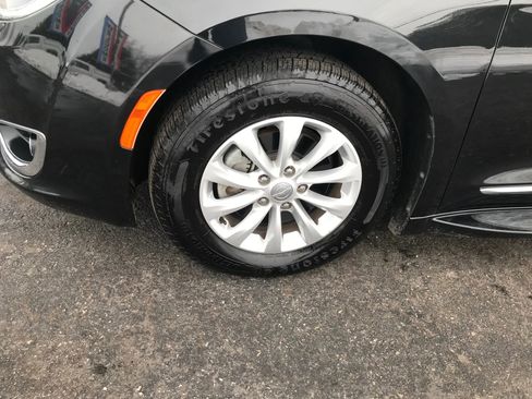 Used 2018 Chrysler Pacifica Touring-L image 39