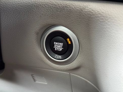 Used 2023 Chrysler Pacifica Limited FWD image 45