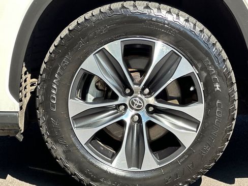 Used 2020 Toyota Highlander XLE AWD/4WD image 34