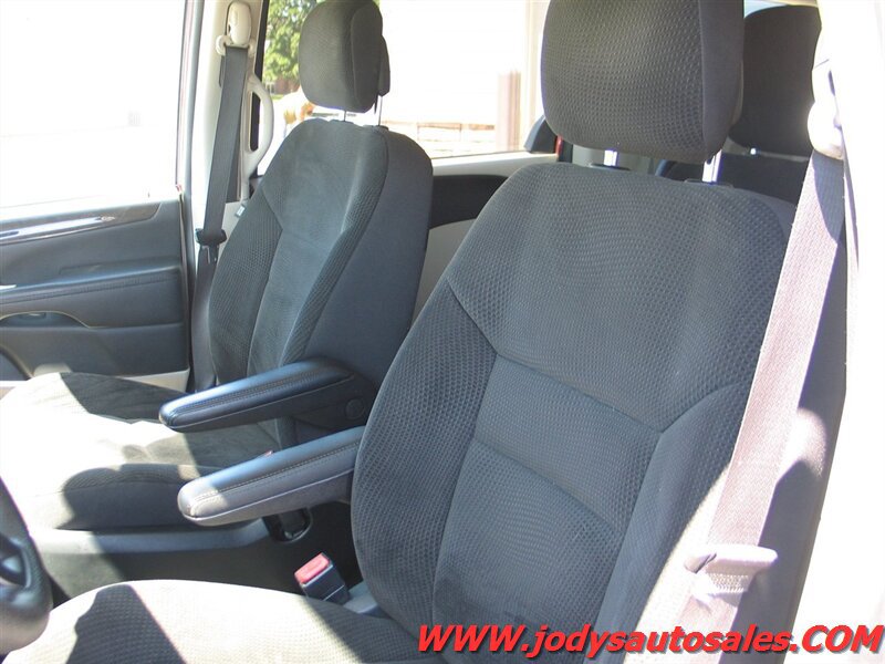 Used 2018 Dodge Grand Caravan SE w/ UConnect Hands-Free Group FWD image 5