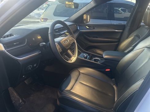 Used 2025 Jeep Grand Cherokee Limited w/ Black Appearance Package image 5