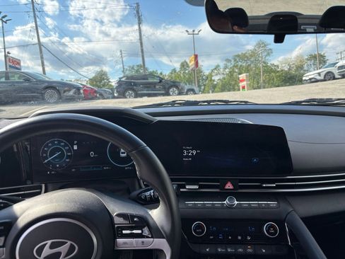 Used 2025 Hyundai Elantra SEL FWD image 17