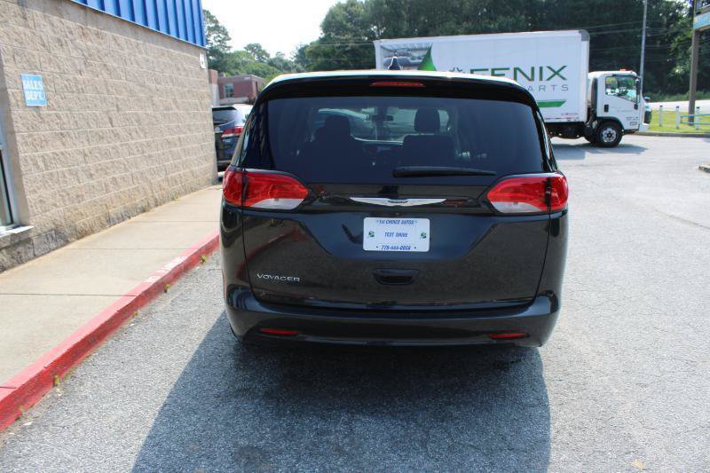 Used 2022 Chrysler Voyager LX FWD image 5