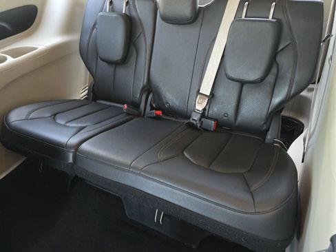 Used 2018 Chrysler Pacifica Touring-L FWD image 15