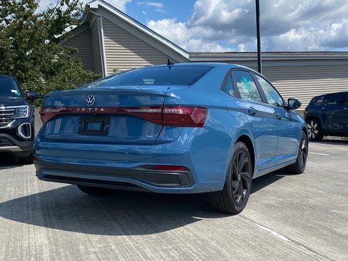 Certified 2025 Volkswagen Jetta SE w/ Sunroof Package image 2
