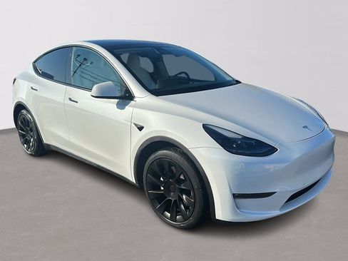 Used 2022 Tesla Model Y Long Range image 7