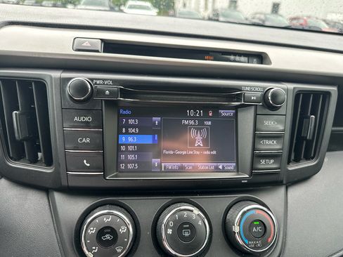 Used 2018 Toyota RAV4 LE FWD image 11