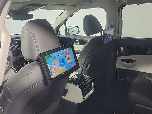 Used 2024 Kia Carnival SX image 26