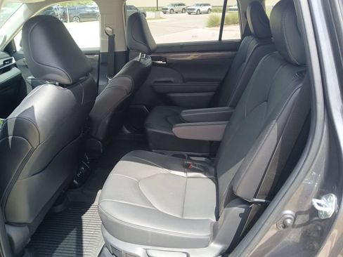 Used 2024 Toyota Highlander Limited FWD image 25