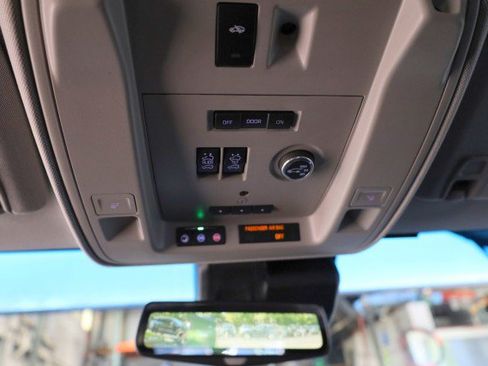 Used 2017 Cadillac Escalade Luxury AWD/4WD image 19
