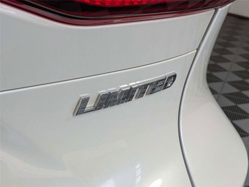 Used 2023 Toyota Venza Limited AWD/4WD image 7
