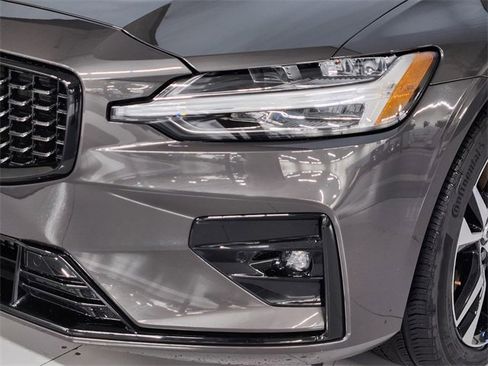 Used 2024 Volvo S60 B5 Core image 12