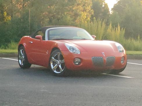 Used 2008 Pontiac Solstice Convertible w/ Convenience Package RWD image 2