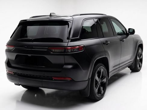 Used 2023 Jeep Grand Cherokee Altitude AWD/4WD image 4