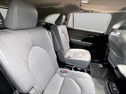 Used 2025 Toyota Highlander Limited FWD image 20