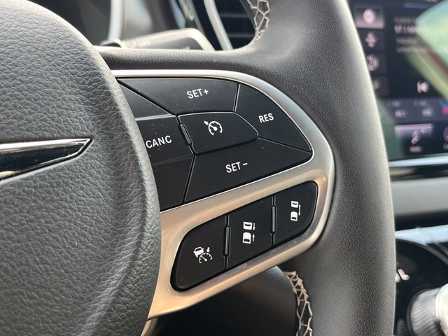 Used 2025 Chrysler Pacifica Select FWD image 30