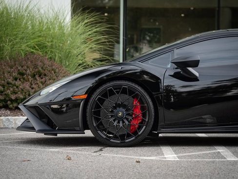 Used 2022 Lamborghini Huracan STO image 13