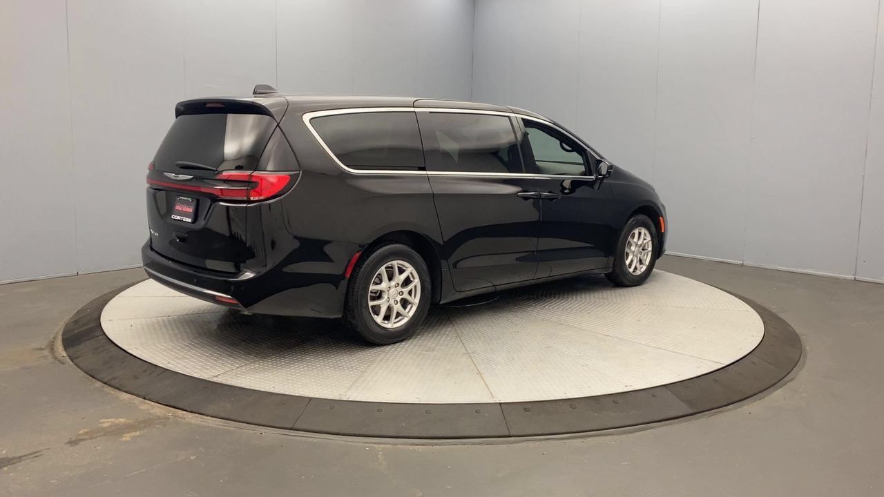 Used 2025 Chrysler Pacifica Select FWD image 5