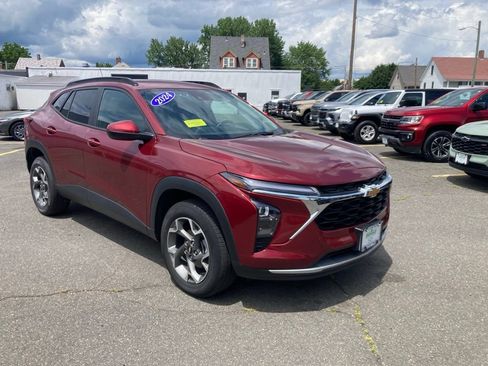 Used 2024 Chevrolet Trax LT w/ Driver Confidence Package FWD image 1
