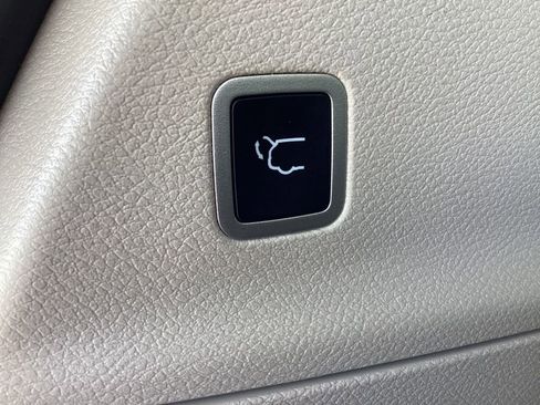 Used 2024 Chrysler Pacifica Touring-L FWD image 15