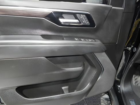 Used 2025 Chevrolet Suburban Z71 AWD/4WD image 16