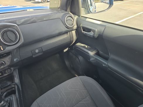 Used 2016 Toyota Tacoma TRD Sport image 12