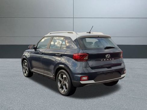 Used 2023 Hyundai Venue Limited image 3