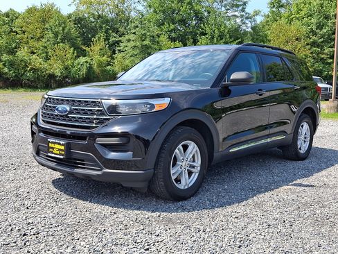 Used 2023 Ford Explorer XLT AWD/4WD image 3