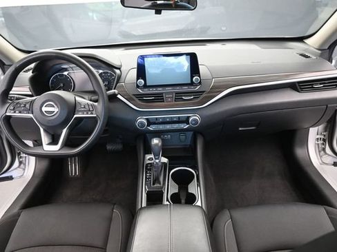 Used 2024 Nissan Altima 2.5 SV FWD image 24