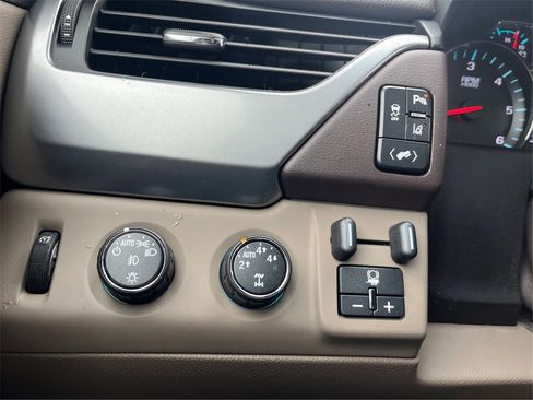 Used 2015 Chevrolet Suburban LT image 18