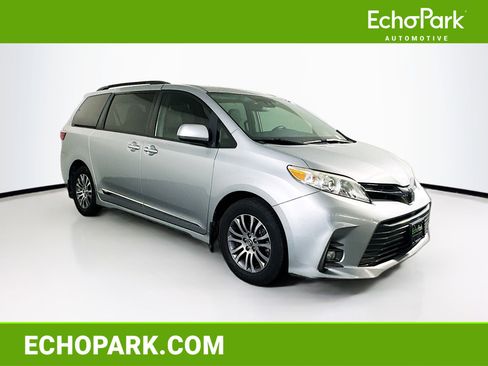 Used 2019 Toyota Sienna XLE image 1