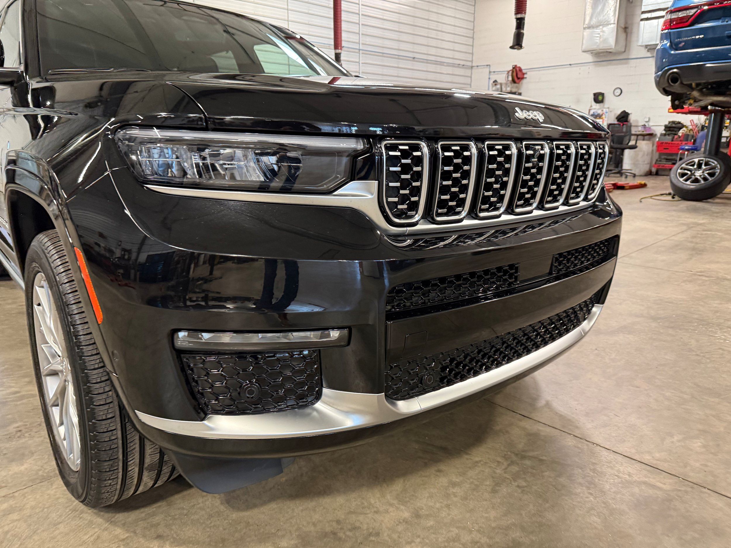 Used 2025 Jeep Grand Cherokee L Summit w/ Luxury Tech Group V AWD/4WD image 2