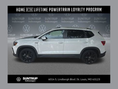 Used 2023 Volkswagen Taos SE w/ Panoramic Sunroof Package FWD image 1