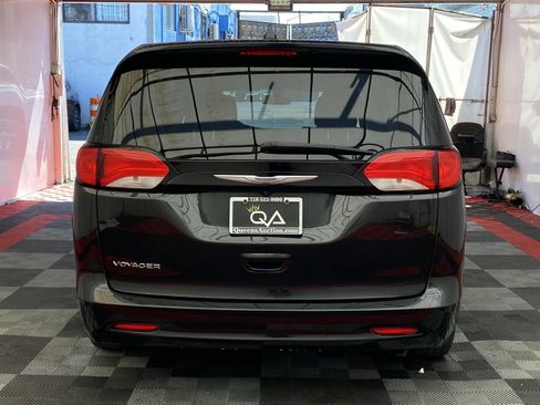 Used 2022 Chrysler Voyager LX image 5