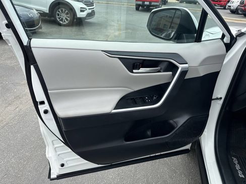 Used 2021 Toyota RAV4 XLE image 10
