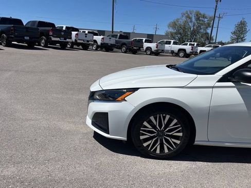 Used 2025 Nissan Altima 2.5 SV FWD image 5