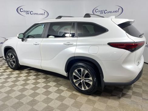 Used 2023 Toyota Highlander XLE AWD/4WD image 4