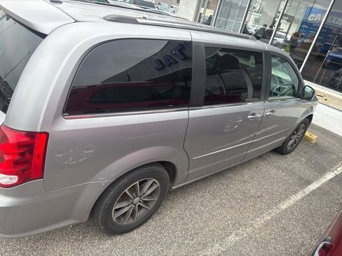 Used 2017 Dodge Grand Caravan SXT image 7