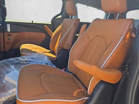 New 2026 Chrysler Pacifica Pinnacle image 15