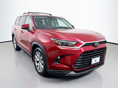 Used 2024 Toyota Grand Highlander AWD image 3