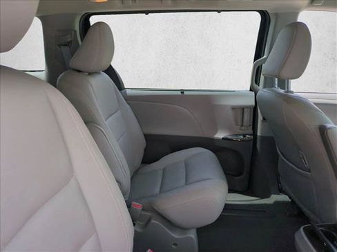 Used 2020 Toyota Sienna XLE w/ Entertainment Package FWD image 22